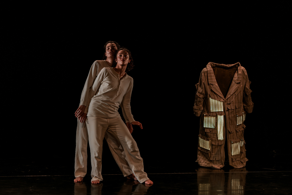 Allison Faye et Juliette Bolzer dans la pièce Bernard avec une création lumière de Jérôme Baudouin, créateur lumière en danse, théâtre et spectacle vivant.